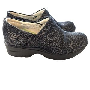 NWT Align Indya Black Silver Leopard Print Clogs Nurse SZ 7.5